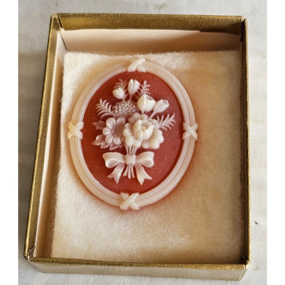 Vintage Avon 1982 Fashion Jewelry Cameo Silhouette Pin Brooch With Box